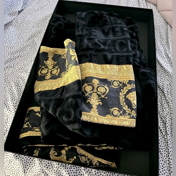 This rope is gently used. It has been worn and washed one time.